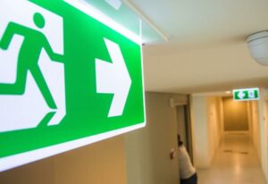 segnaletica di emergenza all'interno di un edificio
